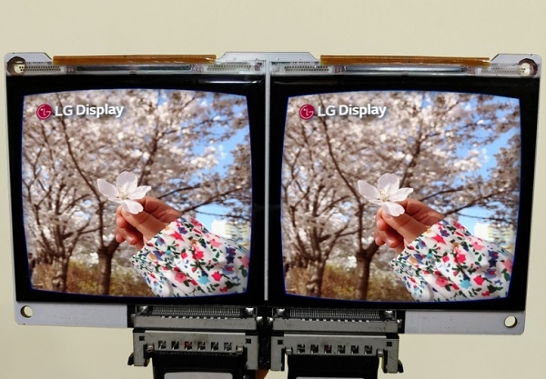 두 개의 VR용 디스플레이에 해당기술이 적용된 좌안(左眼)과 우안(右眼)영상을 송출하고 있는 모습.