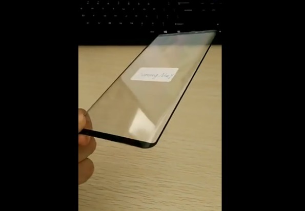 슬래시리크스가 공개한 동영상 속 갤럭시노트9 화면보호기는 위아래가 얇아져 있다. (이미지=유튜브)
