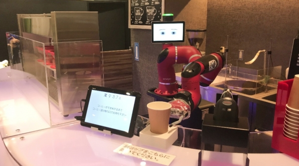 로봇 소여가 다 만든 커피를 놓고 있다. (사진=이치다네닛폿)