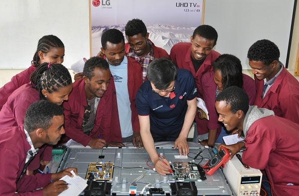 4일(현지시간) 에티오피아 수도 아디스아바바에 있는 LG-코이카 희망직업훈련학교에서 학생들이 애프터서비스 전문가에게 제품 수리 노하우를 배우고 있다.(사진=LG전자)