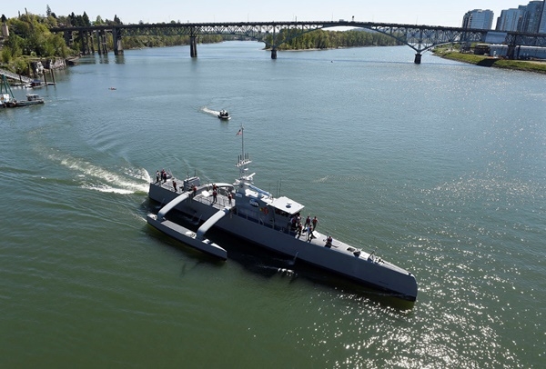 지난 2016년 4월 미 오레곤주 포틀랜드에서 명명식을 갖고 바다로 향하는 무인 대잠수함 작전용 함선 시헌터 (사진=위키피디아)