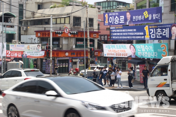제7회 전국동시지방선거에 출마한 후보들의 유세가 뜨겁다. 서울 안암역 사거리에 걸린 후보들의 현수막.(사진=이재익 기자)