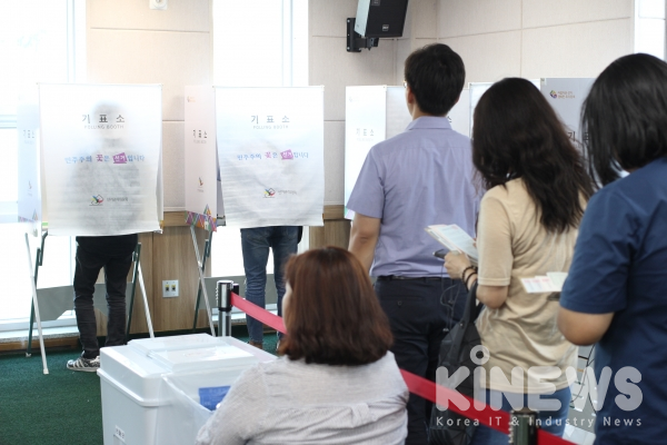 중앙선거관리위원회는 8일부터 이틀간 진행된 제7회 전국동시지방선거 사전투표 결과, 전국 유권자 4290만7715명 가운데 864만897명이 투표를 마쳤으며 투표율은 20.14%로 집계됐다고 밝혔다. 유권자들이 서울 혜화동 주민센터에서 사전투표를 하는 모습.(사진=이재익 기자)
