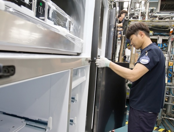 삼성전자 직원들이 광주사업장의 생활가전 생산라인에서 프리미엄 냉장고를 분주하게 생산하고 있다.(사진=삼성전자)
