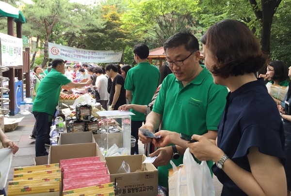 풀무원푸드앤컬처가 지역사회 소외이웃을 위해 개최한 '사랑나눔 바자회'에서 임직원 봉사자들이 주민, 임직원들에게 제품을 판매하고 있다.(사진=풀무원)