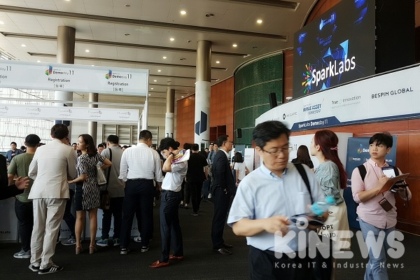 코엑스 오디토리움에서 개최되는 스파크랩 11기 데모데이에 방문한 참석자들