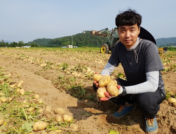 경상북도 상주시에서 하지 감자 농사를 짓는 김의종씨(38세)(사진=CJ프레시웨이)