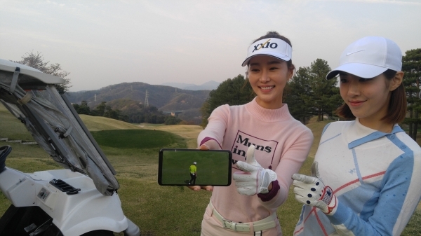 골프 팬이 중계 앱인 U+골프를 이용하고 있다 (사진=LG유플러스)