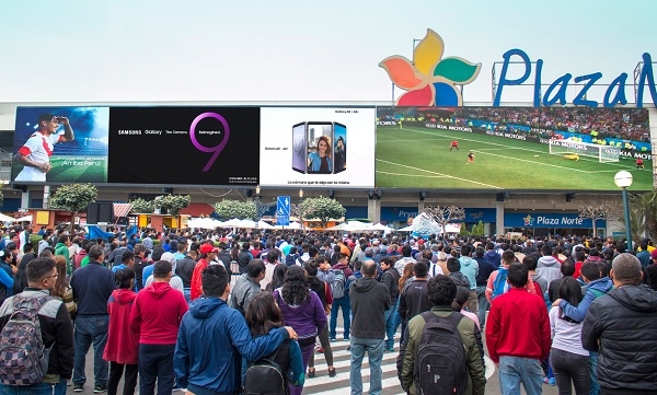페루 시민들이 삼성전자의 초대형 LED 사이니지를 통해 야외에서도 선명한 화질로 축구 경기를 즐기고 있는 모습 (사진=삼성전자)