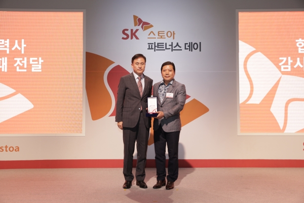 (왼쪽부터) 윤석암 SK스토아 대표이사와 박세권 해피콜 대표이사가 포즈를 취하고 있다 (사진=SK스토아)