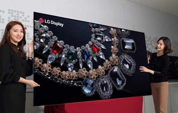 LG디스플레이의 대형 OLED 제품을 홍보모델들이 소개하고 있다.