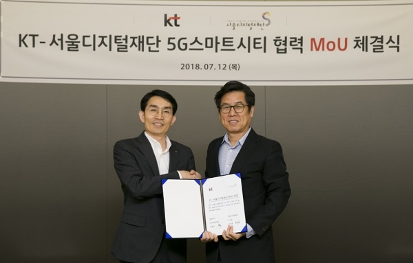 KT 5G사업본부 이용규 상무(왼쪽)와 서울디지털재단 이치형 이사장(오른쪽)이 기념사진 촬영을 하고 있다.
