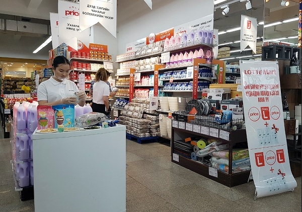 몽골 울란바토르 국영 백화점 롯데마트 PB상품을 판매하는 모습(사진= 롯데마트)