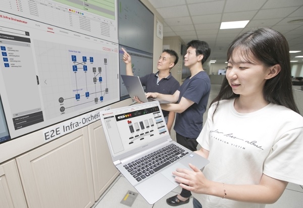 KT 직원들이 서울 혜화 네트워크 관제센터에서 ‘기업전용LTE 망에 적용된 ‘E2E 인프라 오케스트레이터’ 기술을 소개하고 있다.