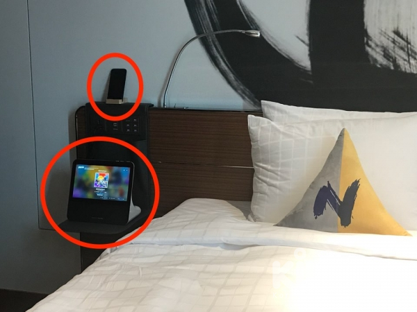 객실 안에 설치된 '기가지니 호텔'과 휴대가능한 '지니폰'으로 호텔 서비스를 받을 수 있다. (사진=석대건 기자)