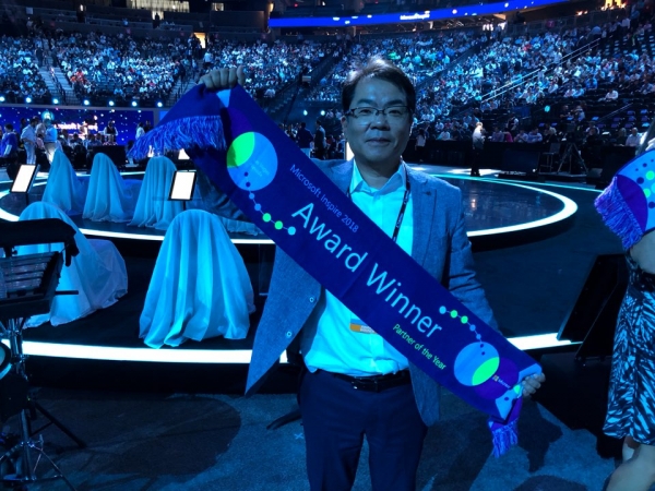 Microsoft Inspire 2018에서 올해의 파트너상과 '애저 경쟁 부문' 글로벌 상을 수상한 홍성완 지티플러스 본부장(사진=지티플러스)