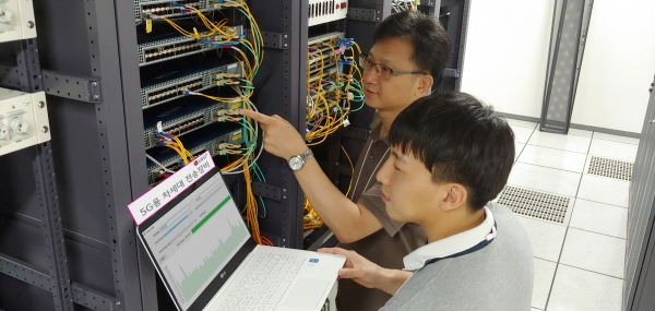 LG유플러스 직원들이 마곡 사옥 실험실에서 고성능 집선 100G 스위치 성능을 테스트하고 있다 (사진=LG유플러스)