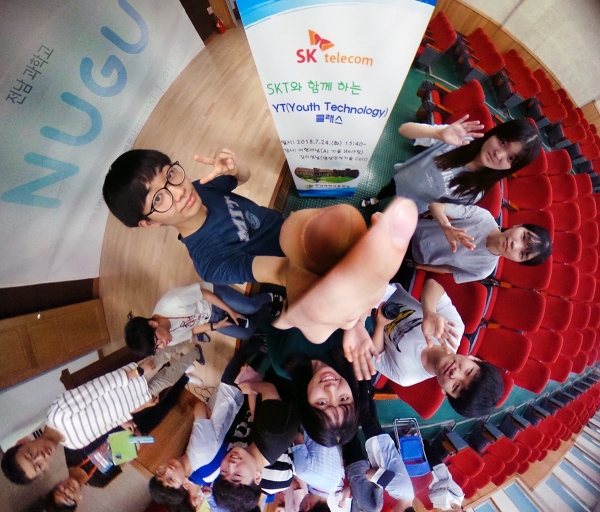 SK텔레콤 YT클래스에 참가한 전남과학고등학교 학생들이 360도 카메라를 이용해 기념사진을 촬영하고 있다 (사진=SK텔레콤)