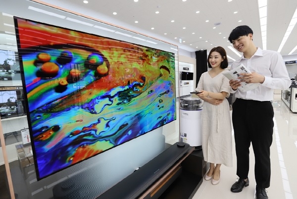 LG전자 모델들이 서울시 영등포구에 위치한 LG 베스트샵 서울양평점에서 LG 올레드 TV를 소개하고 있다. (사진=LG전자)