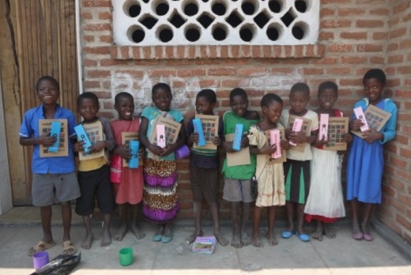 말라위 망고치 지역 침벤데 학교 어린이들에게 삼성전자R&D 후원 학용품 전달하다.(사진=삼성전자)