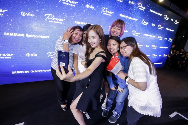10일(현지시간) 싱가포르에서 열린 행사에 참석한 배우 박민영이 팬들과 갤럭시노트9로 셀피를 촬영하고 있다 (사진=삼성전자)