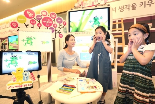 LG유플러스 어린이 모델들이 U+tv 아이들나라 2.0의 AR놀이플랫폼, 생생체험학습 등을 체험하고 있다 (사진=LG유플러스)