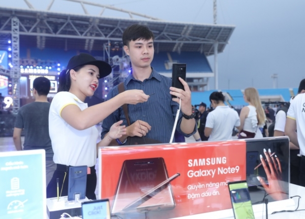 18일(현지시간)  베트남 하노이 마이딘 스타디운에서 미디어, 소비자, 파트너 등 약 5만명이 참석한 갤럭시노트9 출시 행사에서 소비자들이 '갤럭시 노트9'를 체험하고 있는 모습