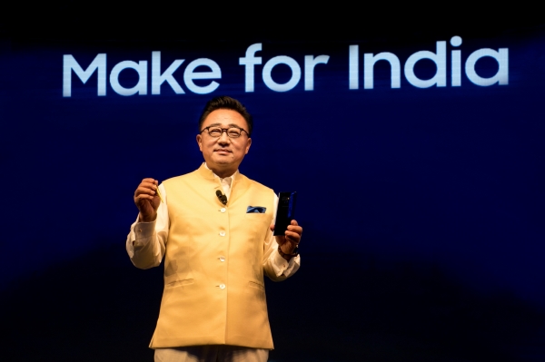 인도 구루가온에서 열린 갤럭시노트9 출시 행사에서 고동진 삼성전자 IM부문 사장이 제품을 소개하고 있다 (사진=삼성전자)