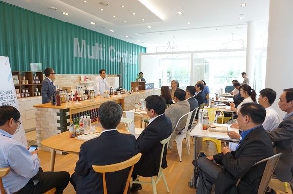 한국 식품기업의 설명을 듣는 베트남 식품분야 전문가들(사진=샘표)