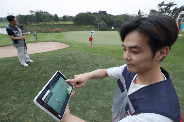 골프 경기가 열리는 폰독 인다 골프코스에 KT 5G 서비스인 옴니뷰(Omni View) 및 싱크뷰(Sync View) 서비스를 설치, 적용하고 KT 직원들이 실시간 테스트를 하고 있다. (사진=KT)