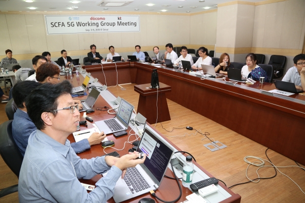 SCFA 5G 기술전략 회의에 참석한 KT, 차이나모바일, NTT도코모 5G 기술 실무자들이 5G 상용화, 기술, 서비스 전략에 대해 논의하고 있다 (사진=KT)
