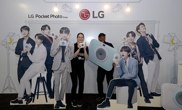 LG전자 모델이 'BTS 스튜디오’를 소개하고 있다.(사진=LG전자)