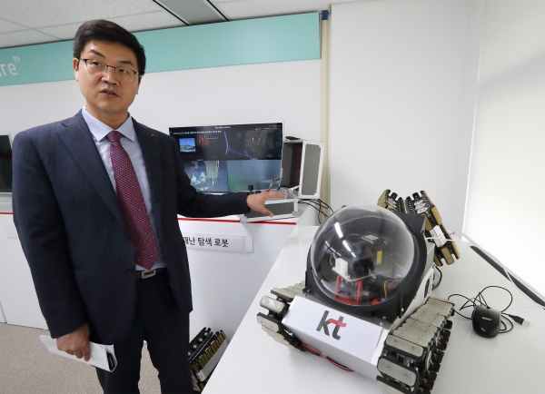 윤진현 KT 융합기술원 기술전략담당 상무가 6일 서초구 KT 연구개발센터에서 5G 오픈랩에 대해 설명하고 있다 (사진=KT)