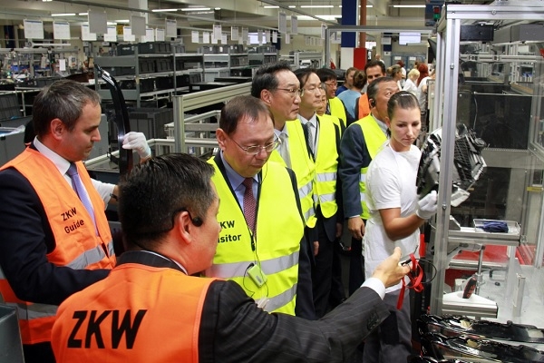 조성진 LG전자 CEO 부회장이 오스트리아 비젤버그에 위치한 ZKW 생산라인을 방문해 생산 시설을 점검하고 있다.(사진=LG전자)