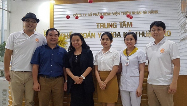 프라즘 김성진 대표(왼쪽 첫번째)와 베트남 6개 종합병원 관계자들이 베트남 다낭시 종합병원 티엔응언에서 PSM을 활용한 의료관광 서비스 사업 업무협약을 체결했다.  