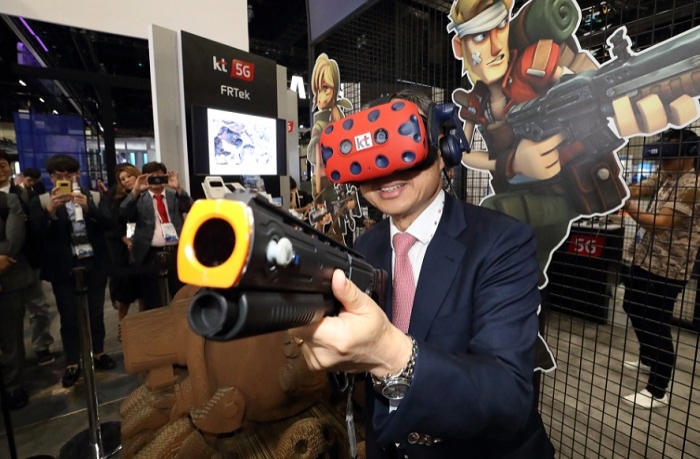 KT 황창규 회장이 MWC아메리카 2018 KT 전시관에서 가상현실(VR)을 이용한 ‘메탈슬러그’ 게임을 체험하고 있다.