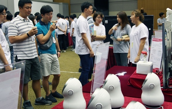 지난 13일 서울 양재동에 위치한 서초R&D캠퍼스에서‘2018 클로이 플랫폼 개발자의 날’행사에서 개발자들이 로봇 샘플 시연을 지켜보고 있다.(사진=LG전자)