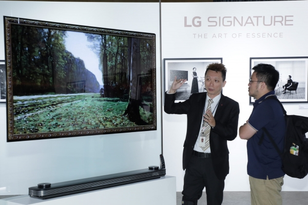 참석자들이 LG 시그니처 올레드 TV W를 살펴보고 있다. (사진=LG전자)