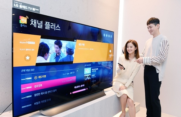 서울시 강남구에 위치한 LG베스트샵 강남본점에서 고객들이 LG 스마트 TV에서 '채널플러스'를 시청하고 있다.(사진=LG전자)
