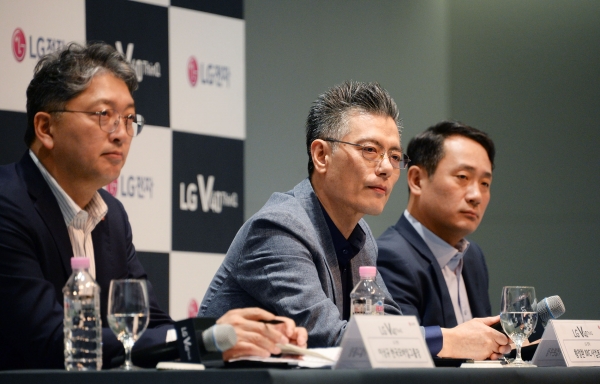 황정환 LG전자 MC사업본부장(가운데)이 기자들의 질문에 답하고 있다 (사진=LG유플러스)