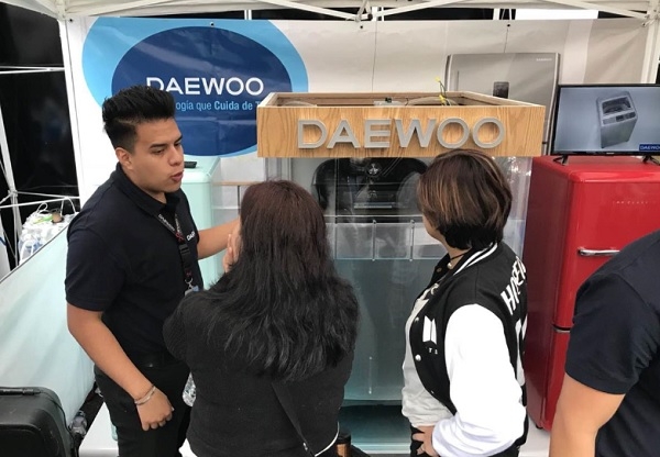 지난 9월 30일 멕시코시티 레포르마 거리에서 진행된 대우전자 'K-Pop 파티' 제품 홍보관에서 대우전자 세탁기 제품을 보고 있는 관람객들(사진=대우전자)