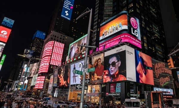 LG전자가 방탄소년단의 뉴욕 공연에 맞춰 현지시간 6일 오후 10시부터 24시간 동안 SNS를 통해 팬들이 신청한 뮤직비디오와 응원메시지를 뉴욕 타임스스퀘어 LG전자 전광판에 상영했다.(사진= LG전자)