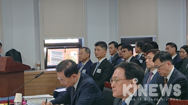 황창규 KT 회장과 김범수 카카오 의장이 10일 과방위 국감 증인을 위해 나란히 앉아 있다.