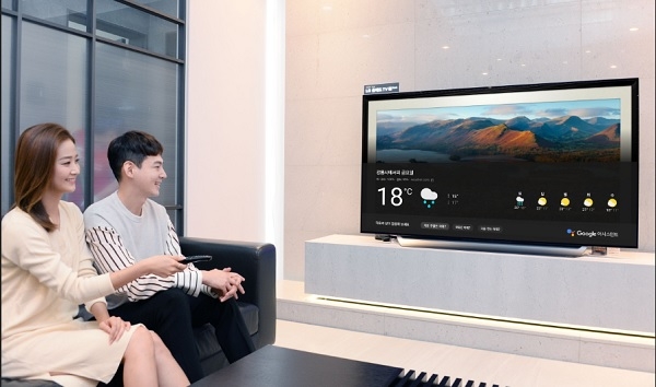 서울시 강남구에 위치한 LG 베스트샵 강남본점에서 고객들이 LG 올레드 TV AI 씽큐의 대화면을 통해 구글 어시스턴트 한국어 서비스를 이용하고 있다.(사진=LG전자)