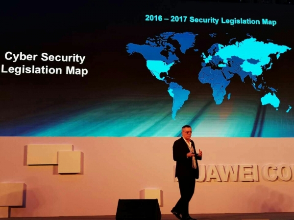 존 서포크 화웨이 사장이 화웨이 커넥트 2018서 자사의 보안 전략에 대해 얘기하고 있다.