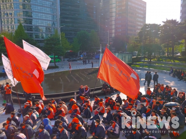 12일 오후 4시 대한상공회의소 본사 앞에 모인 민노총 조합원들이 투쟁하고 있다. (사진=디지털투데이)