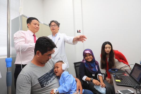 KT-연세의료원의 지원으로 인공와우 이식 수술을 받은 캄보디아 청각장애아동 앙 티엔(3세)이 태어나서 처음으로 듣게 된 소리에 울음을 터트리고 있다 (사진=KT)
