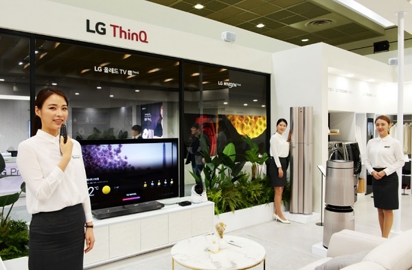 LG전자 모델들이 ‘LG 씽큐’가 구현하는 인공지능 기반의 스마트 홈을 소개하고 있다.(사진=LG전자)