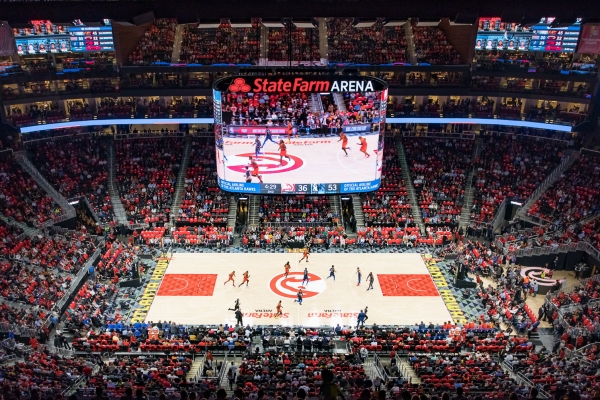 삼성전자가 미국 프로 농구(NBA)팀 애틀랜타 호크스(Atlanta Hawks)의 홈경기장인 스테이트 팜 아레나(State Farm Arena)에 스마트 LED 사이니지를 활용해 초대형 스크린을 설치했다 (사진=삼성전자)