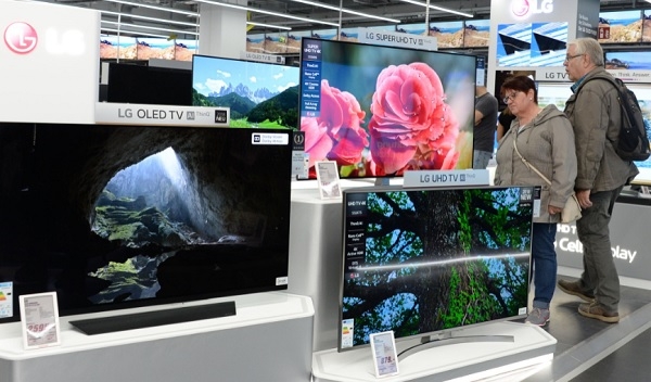 유럽 소비자들이 가전 매장에서 LG 올레드 TV를 살펴보는 장면(사진=LG전자)